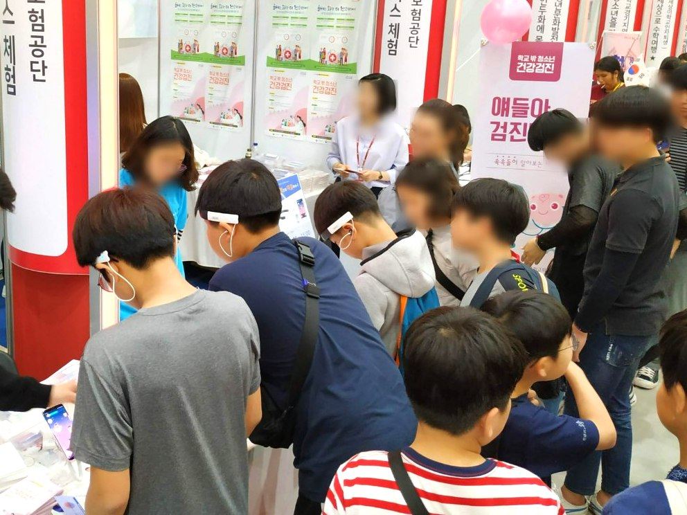 옴니핏 체험부스에서 참가자들이 헤드셋을 착용하고 측정에 참여하는 현장